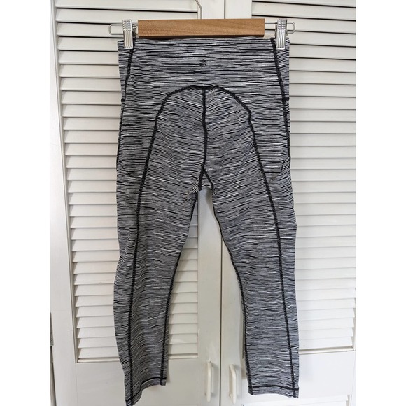 Athleta ultimate capri black white striped XS - Picture 4 of 6
